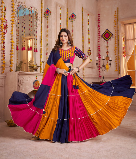Lehenga de Navratri orange rose violet multicolore en viscose coton avec travail kutchi