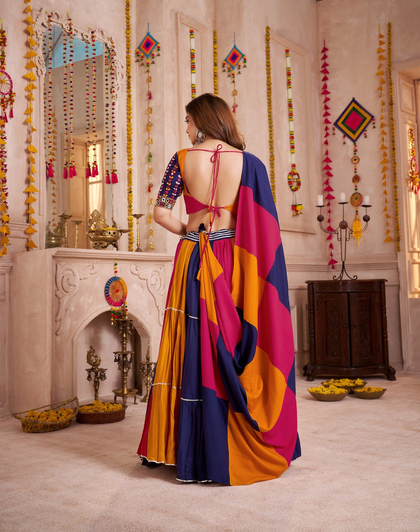 Lehenga de Navratri orange rose violet multicolore en viscose coton avec travail kutchi
