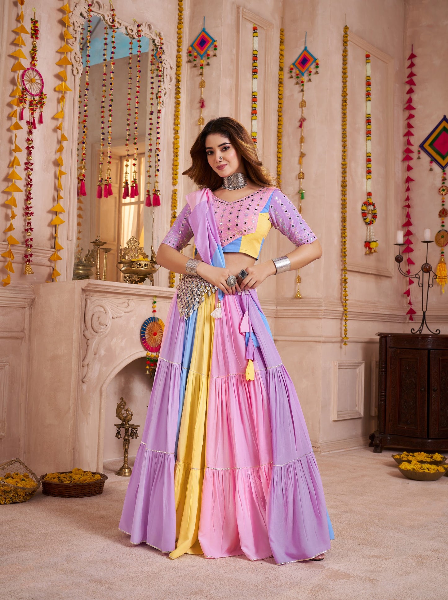 Lehenga de Navratri rose pastel multicolore en viscose coton avec travail kutchi