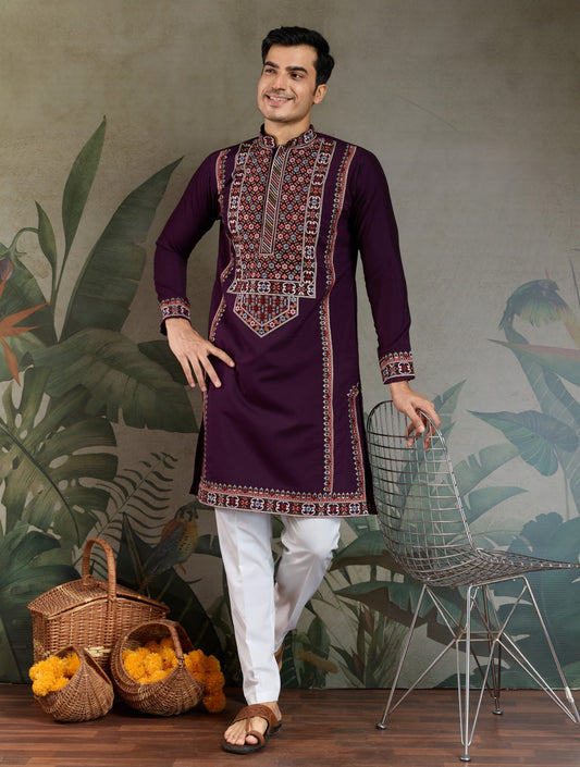 Kurta festif Homme violet foncé en soie viscose avec broderies