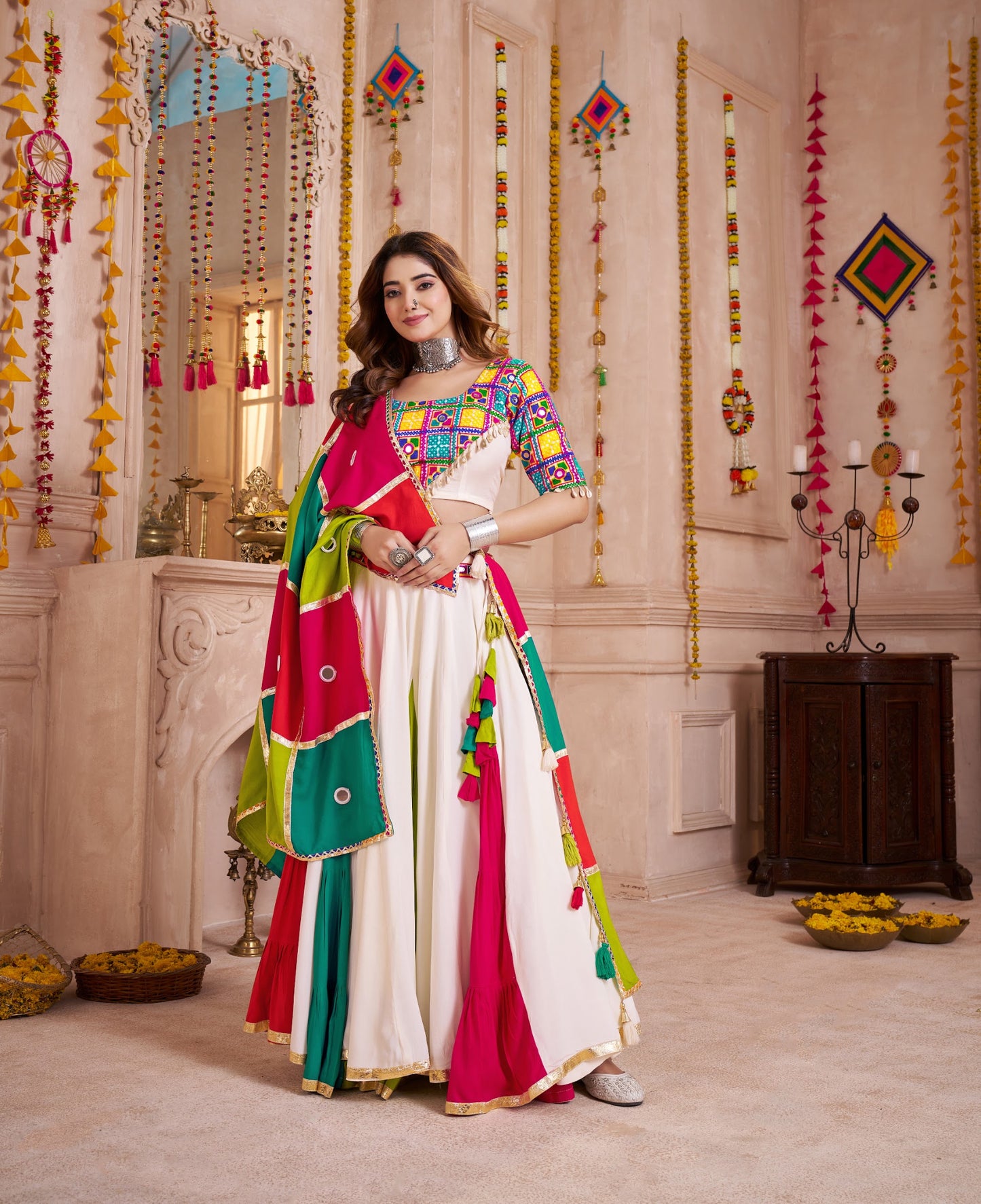 Eleganter rosa-grauer Braut-Lehenga mit Zarkan-Stickerei und Pailletten