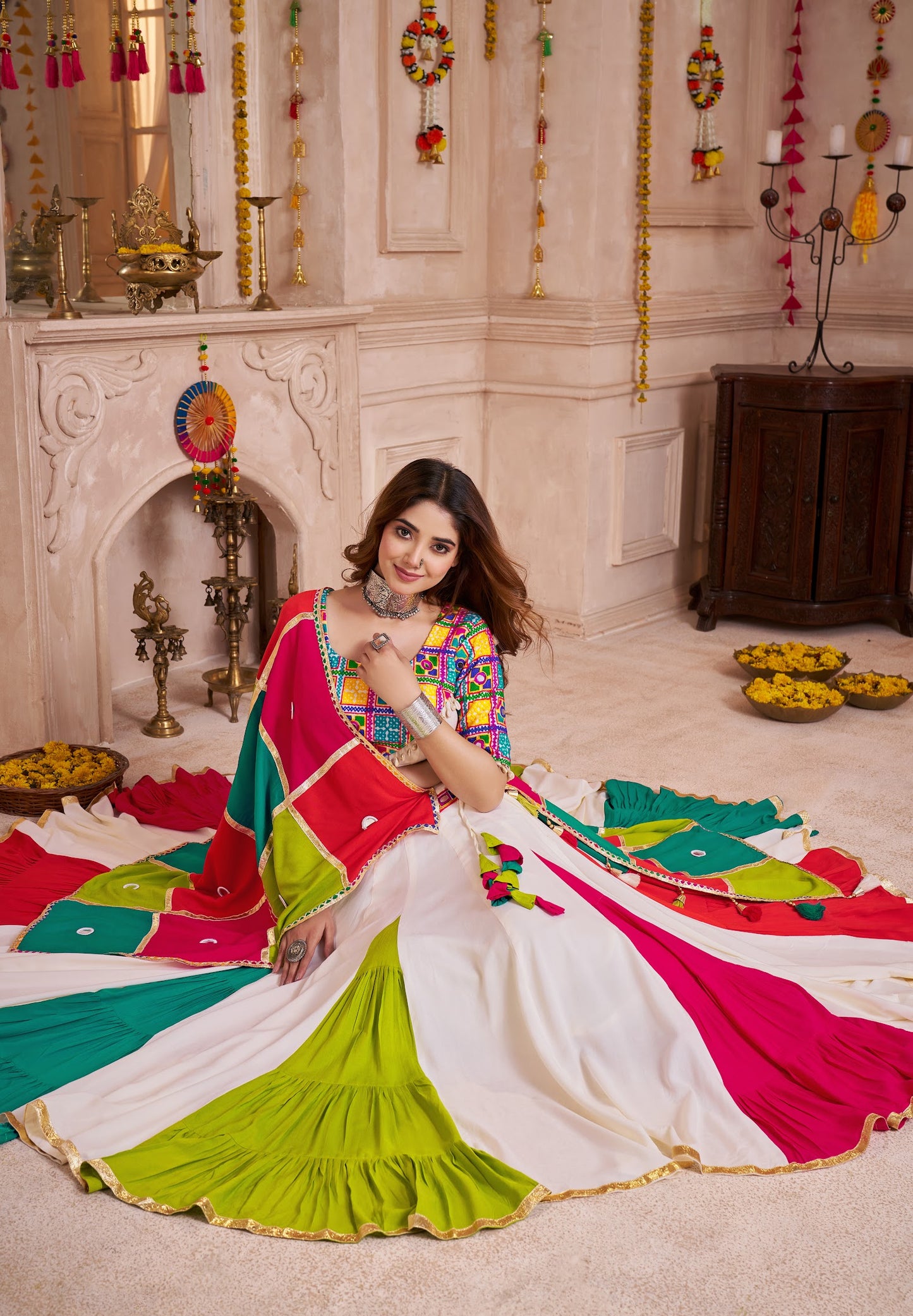 Eleganter rosa-grauer Braut-Lehenga mit Zarkan-Stickerei und Pailletten