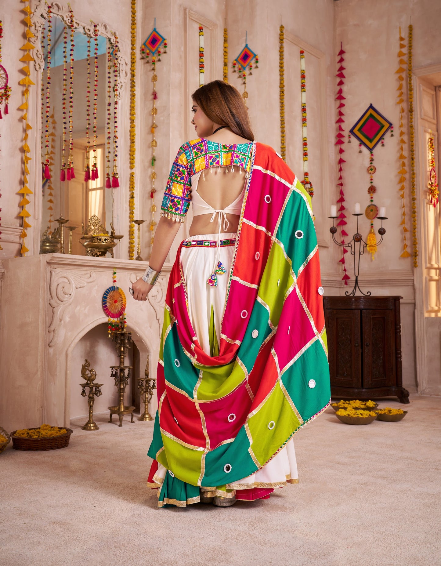 Eleganter rosa-grauer Braut-Lehenga mit Zarkan-Stickerei und Pailletten