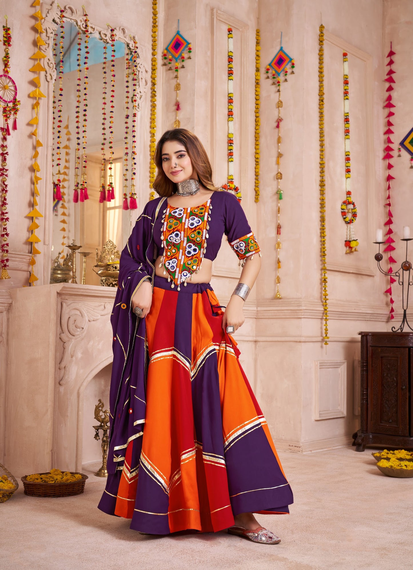 Eleganter rosa-grauer Braut-Lehenga mit Zarkan-Stickerei und Pailletten
