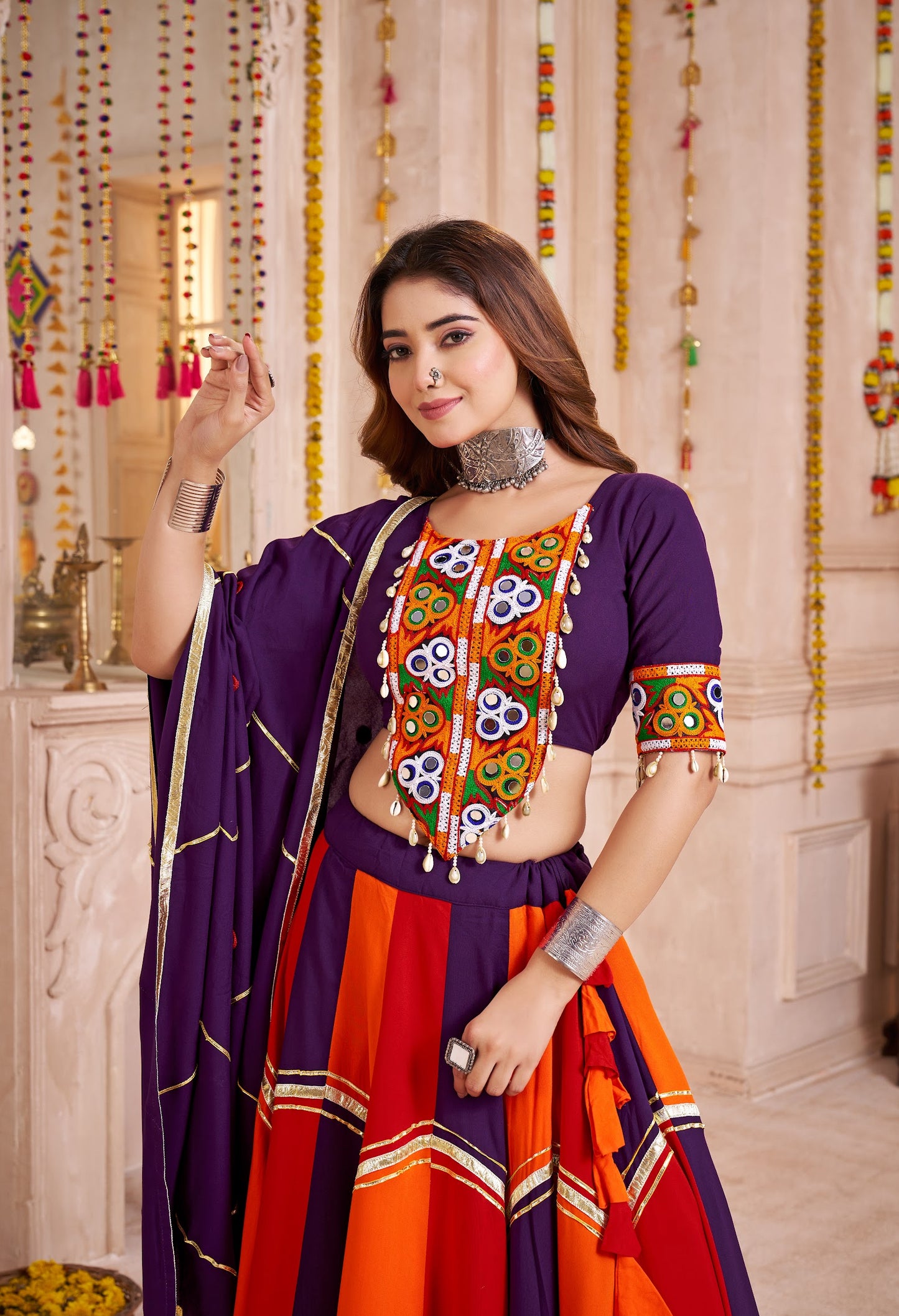 Eleganter rosa-grauer Braut-Lehenga mit Zarkan-Stickerei und Pailletten