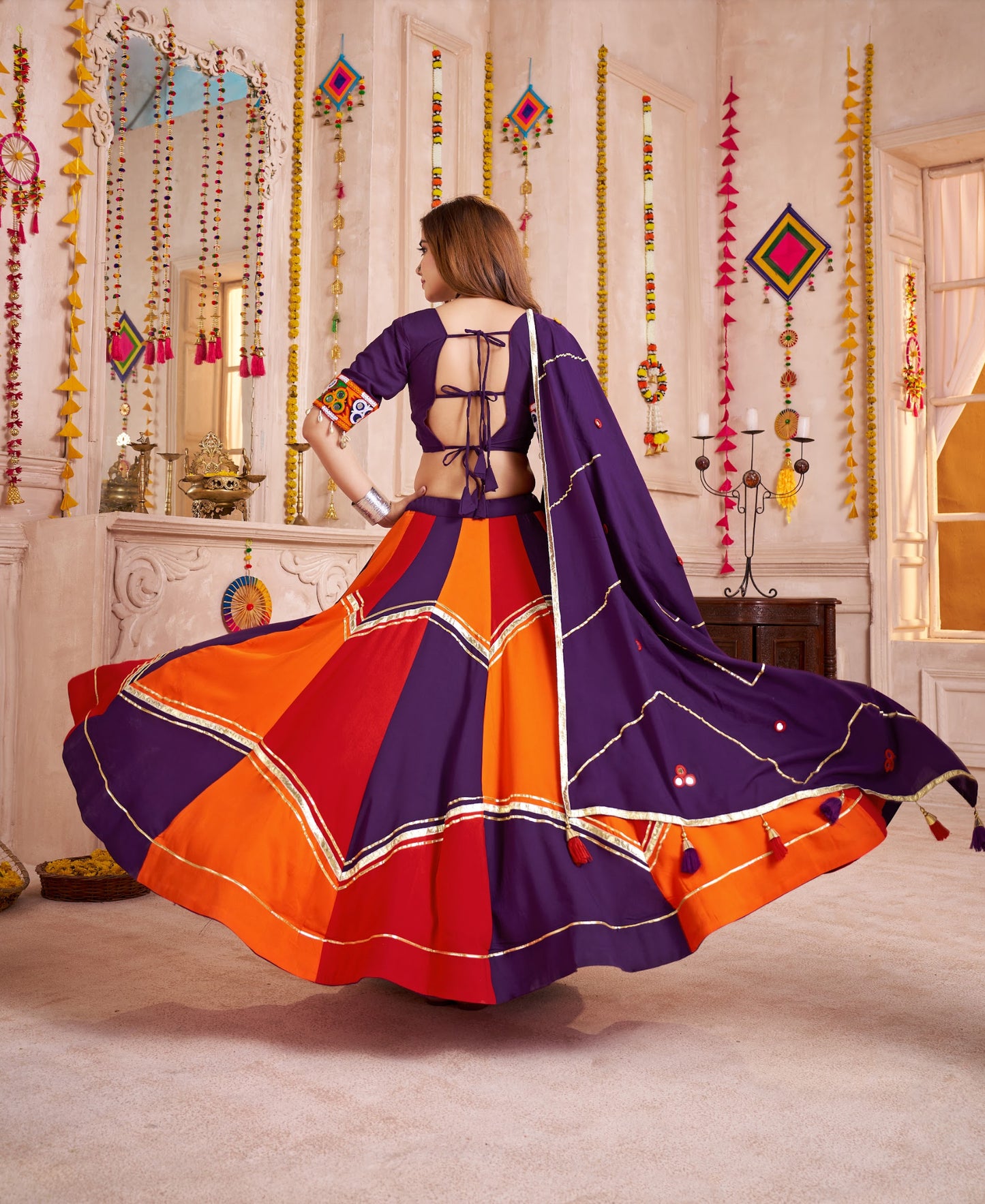 Eleganter rosa-grauer Braut-Lehenga mit Zarkan-Stickerei und Pailletten