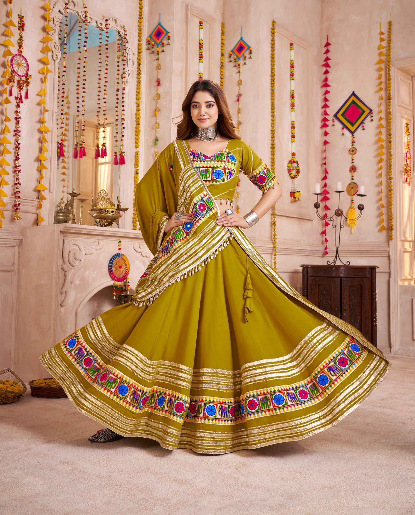 Eleganter rosa-grauer Braut-Lehenga mit Zarkan-Stickerei und Pailletten