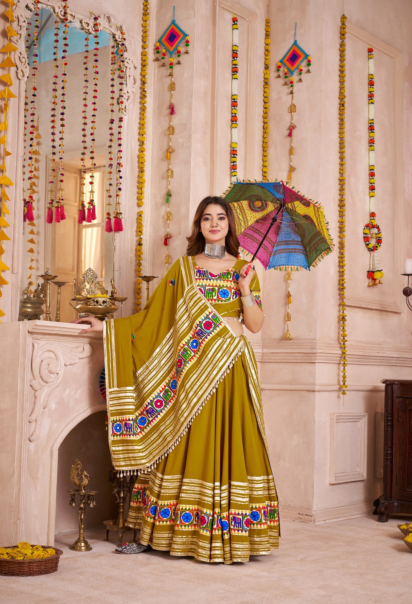 Eleganter rosa-grauer Braut-Lehenga mit Zarkan-Stickerei und Pailletten