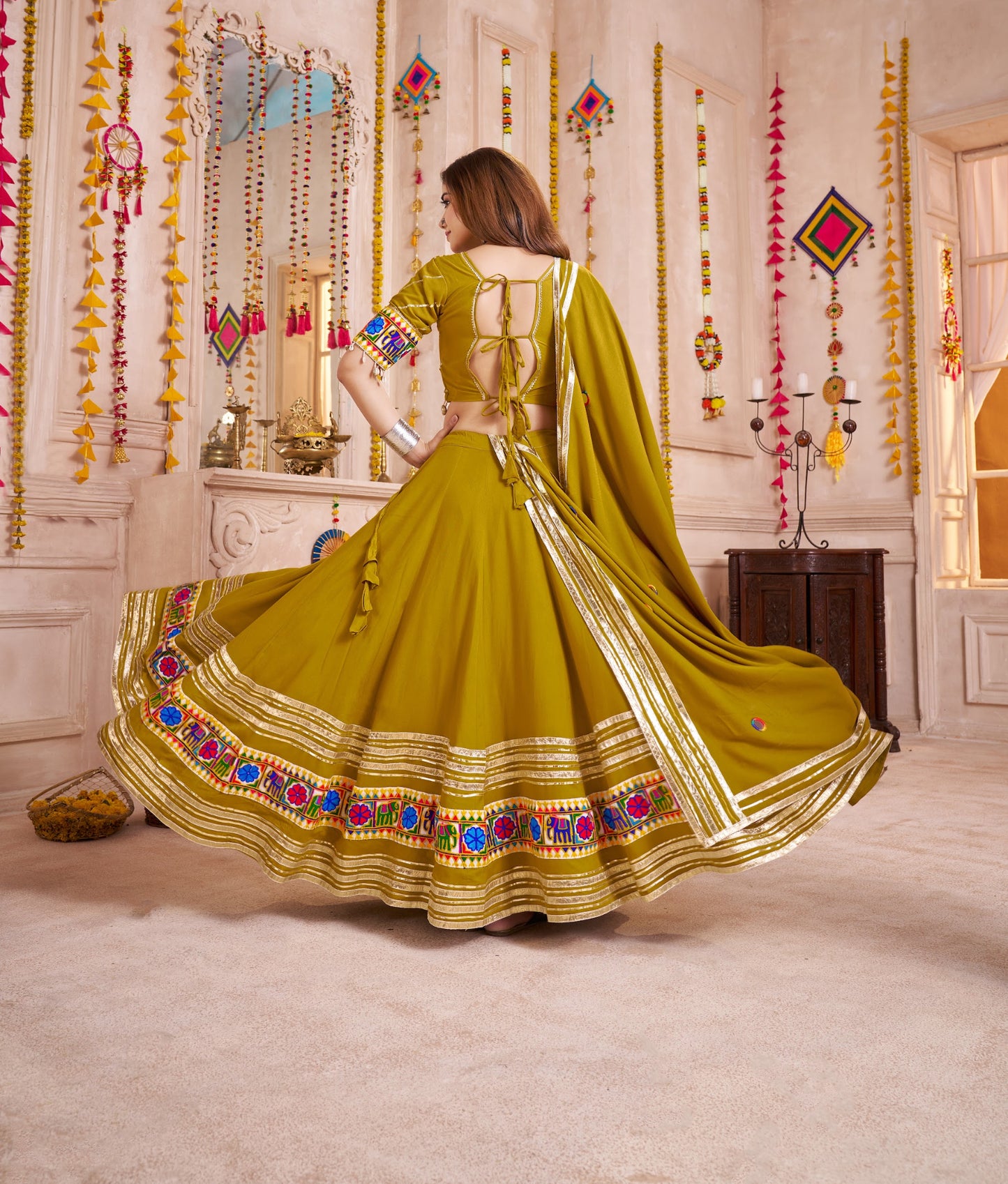 Eleganter rosa-grauer Braut-Lehenga mit Zarkan-Stickerei und Pailletten