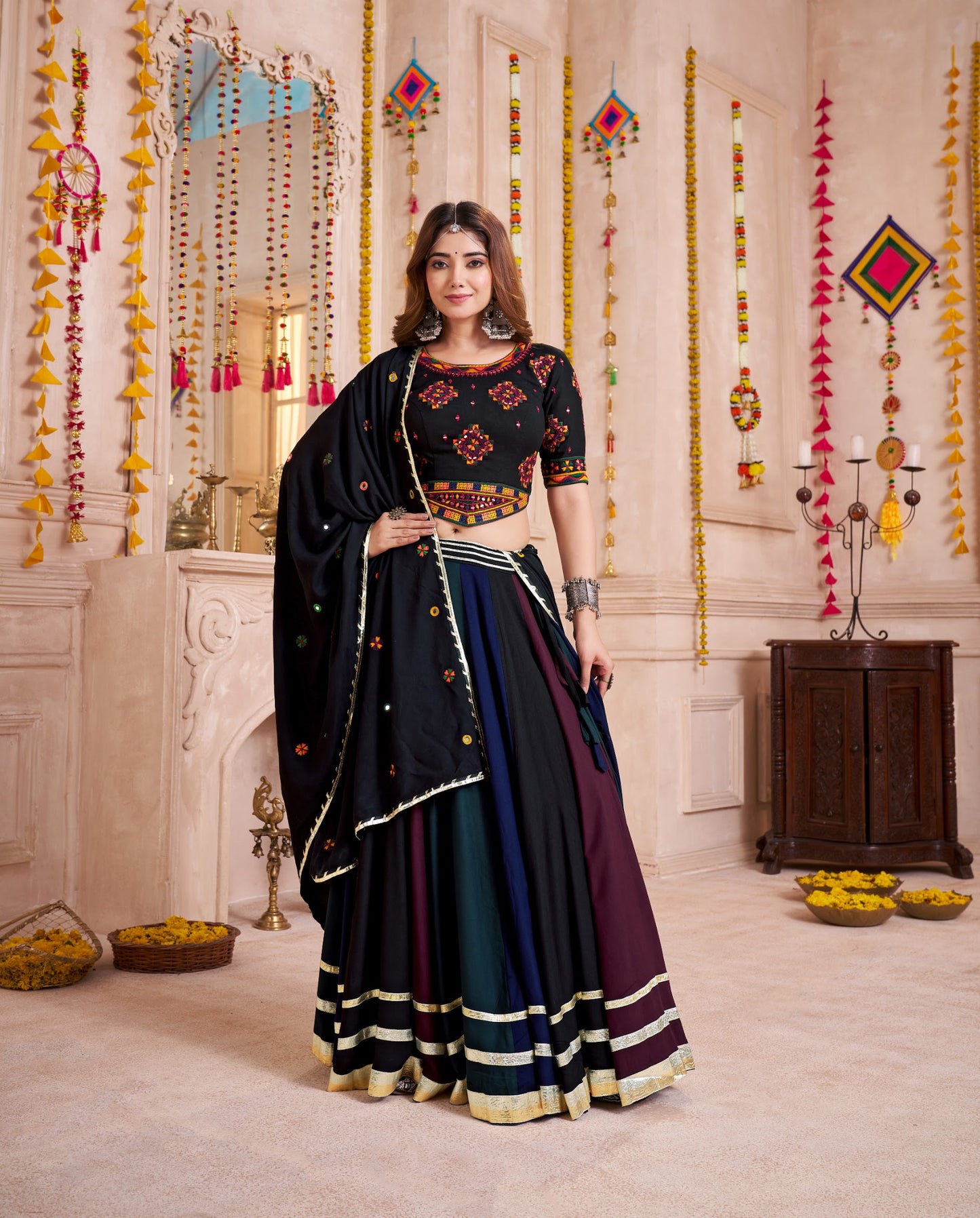 Eleganter rosa-grauer Braut-Lehenga mit Zarkan-Stickerei und Pailletten