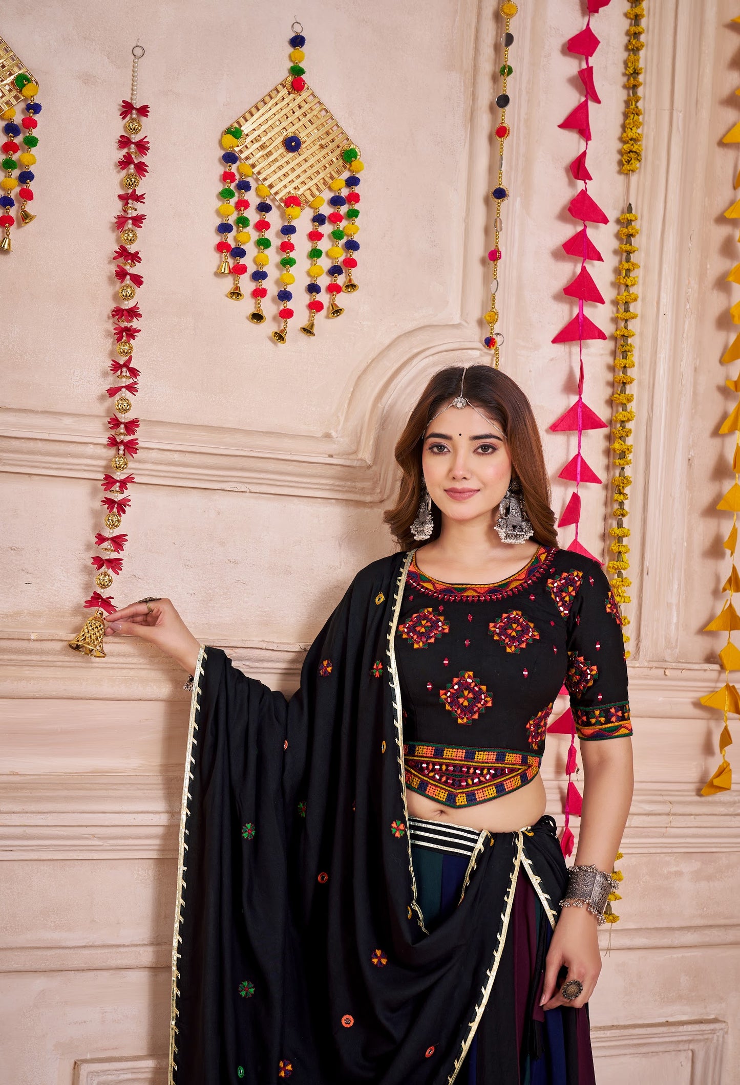 Eleganter rosa-grauer Braut-Lehenga mit Zarkan-Stickerei und Pailletten