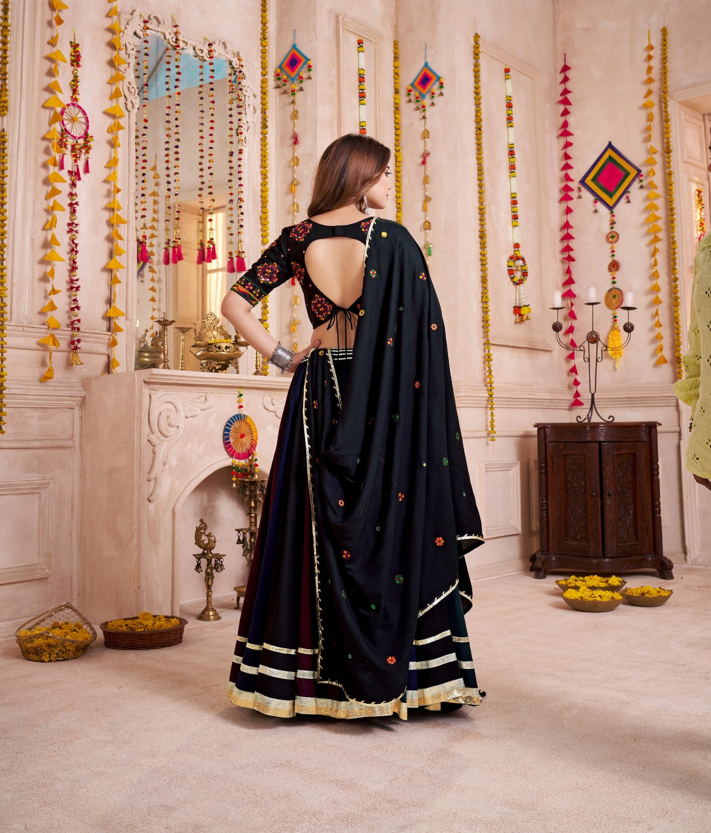 Eleganter rosa-grauer Braut-Lehenga mit Zarkan-Stickerei und Pailletten