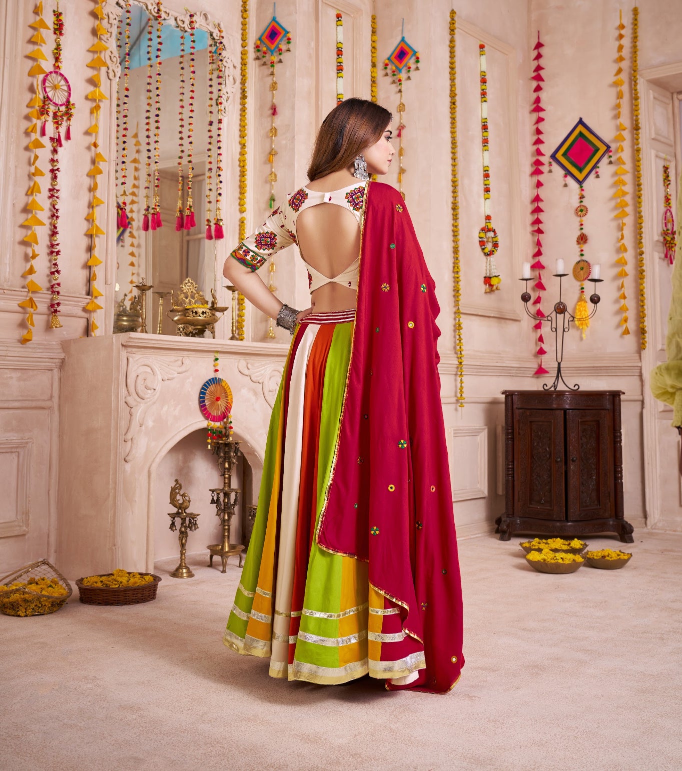 Eleganter rosa-grauer Braut-Lehenga mit Zarkan-Stickerei und Pailletten