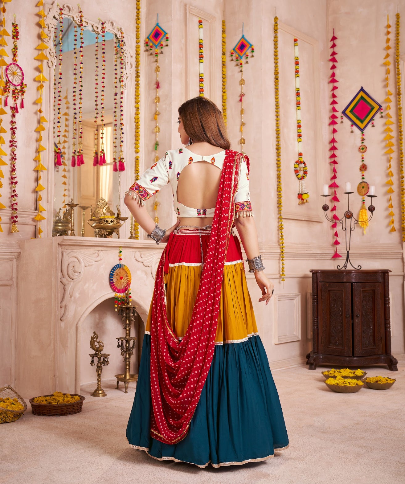 Eleganter rosa-grauer Braut-Lehenga mit Zarkan-Stickerei und Pailletten