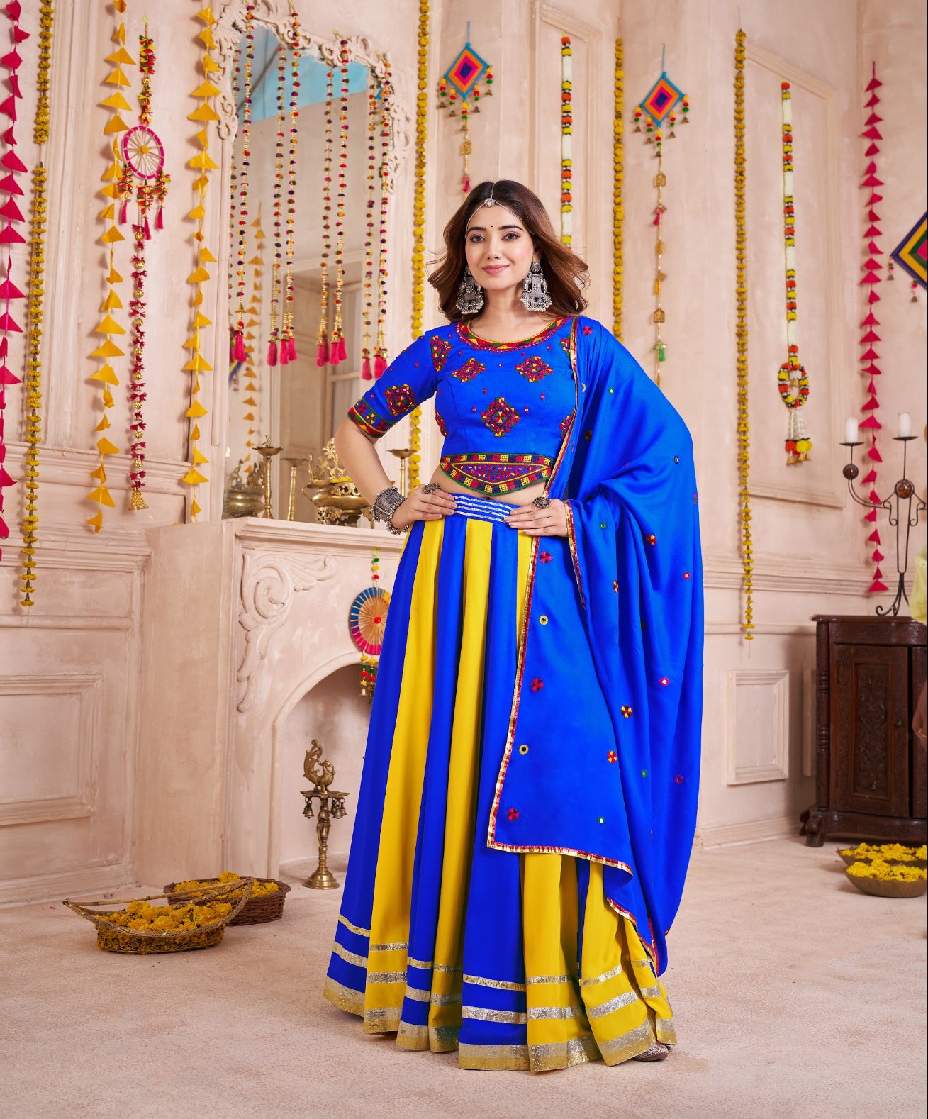 Eleganter rosa-grauer Braut-Lehenga mit Zarkan-Stickerei und Pailletten