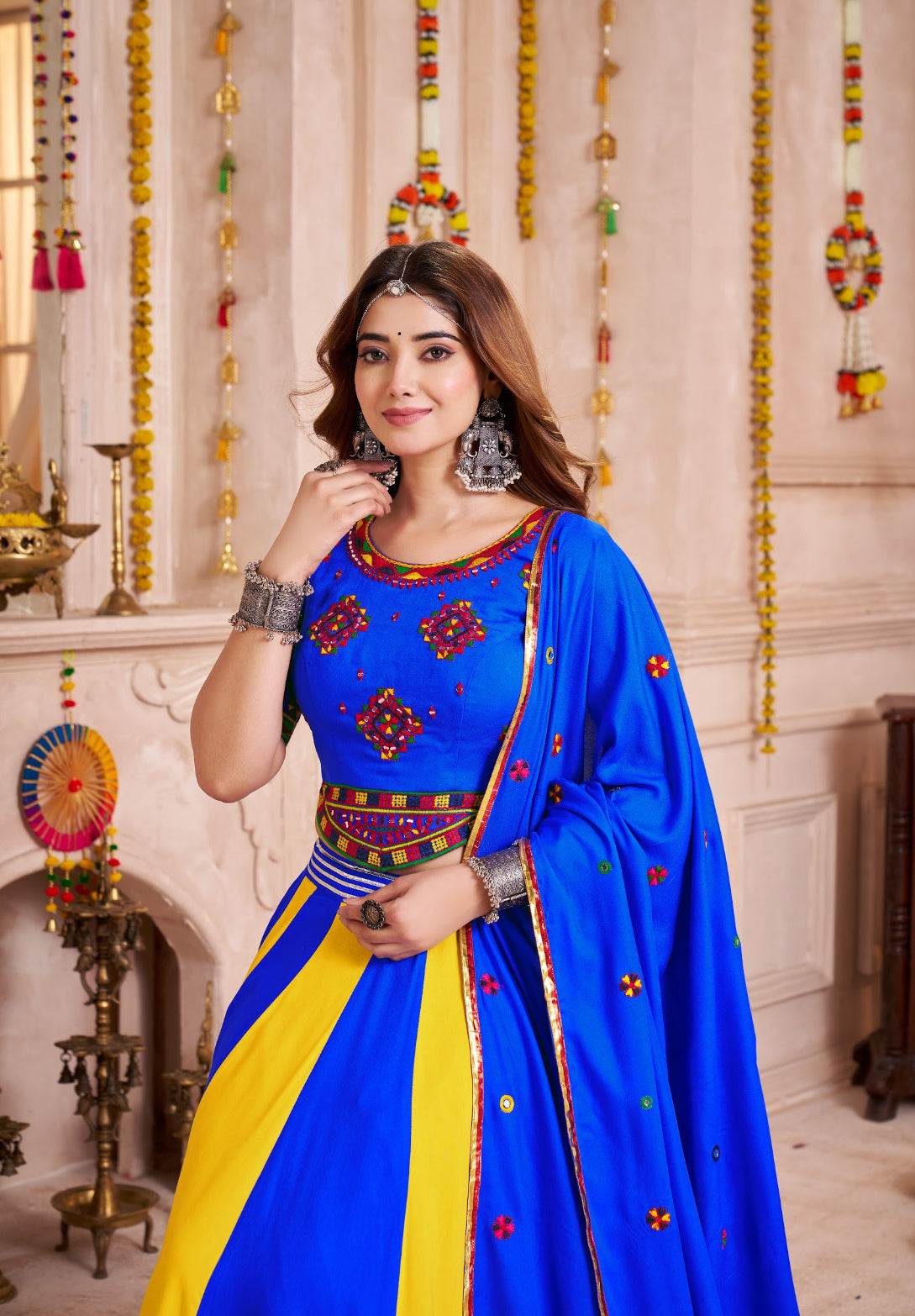 Eleganter rosa-grauer Braut-Lehenga mit Zarkan-Stickerei und Pailletten