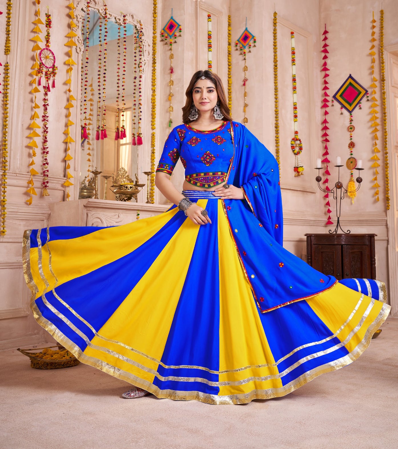 Eleganter rosa-grauer Braut-Lehenga mit Zarkan-Stickerei und Pailletten