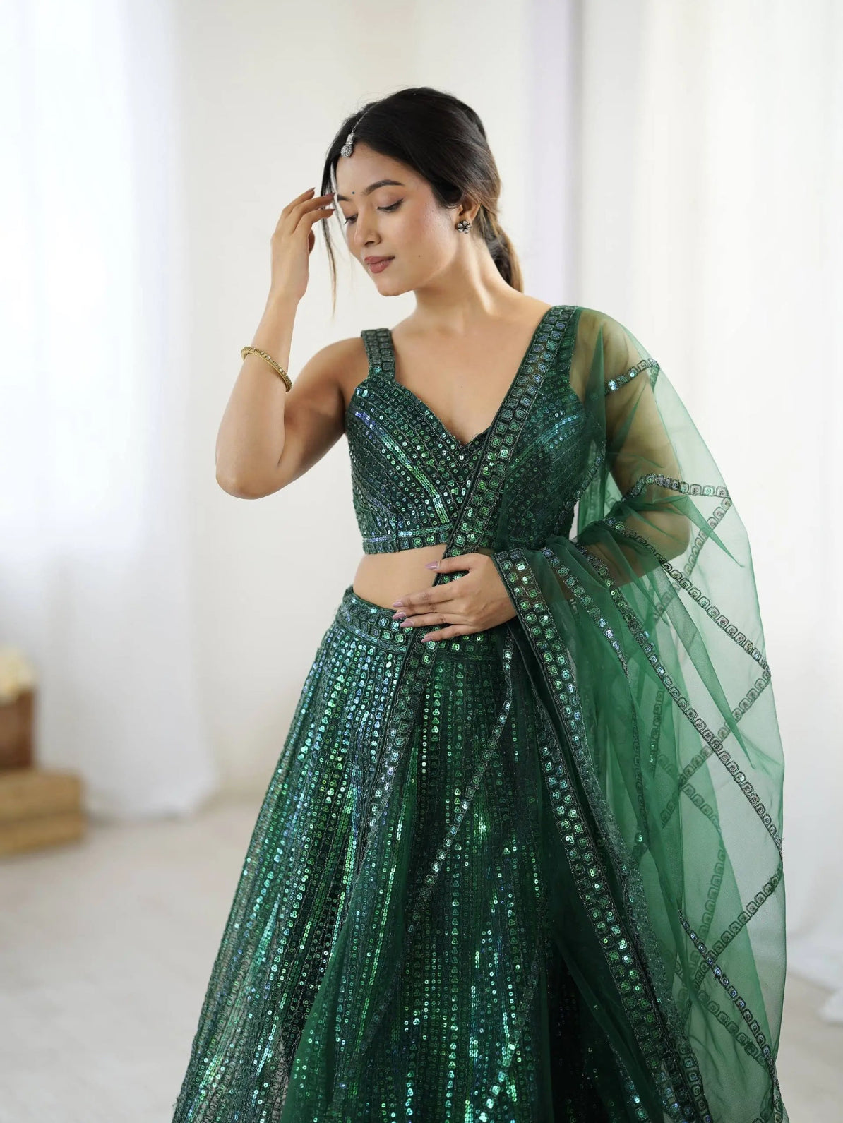 Eleganter rosa-grauer Braut-Lehenga mit Zarkan-Stickerei und Pailletten