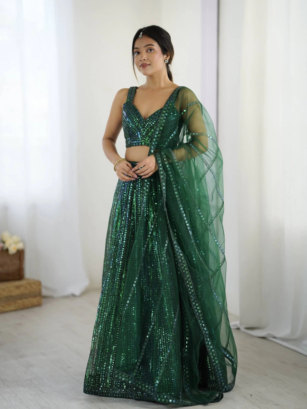 Eleganter rosa-grauer Braut-Lehenga mit Zarkan-Stickerei und Pailletten