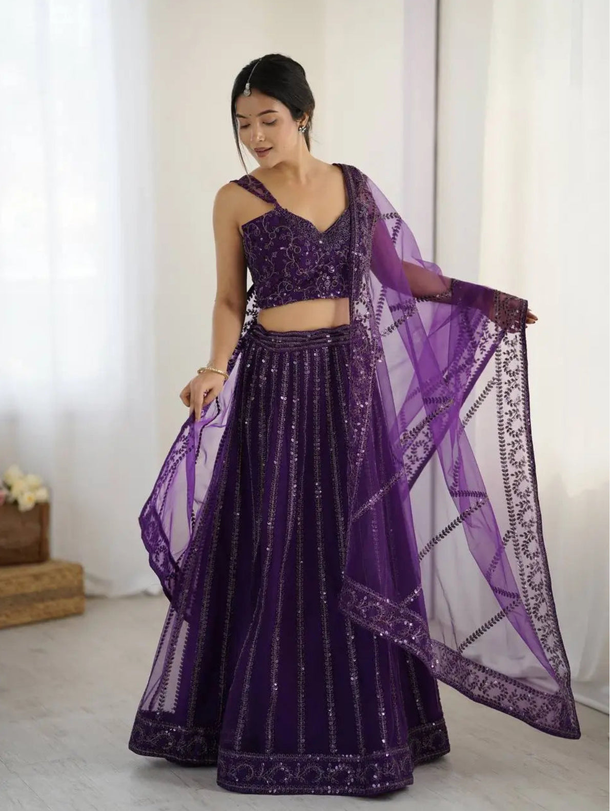 Eleganter rosa-grauer Braut-Lehenga mit Zarkan-Stickerei und Pailletten