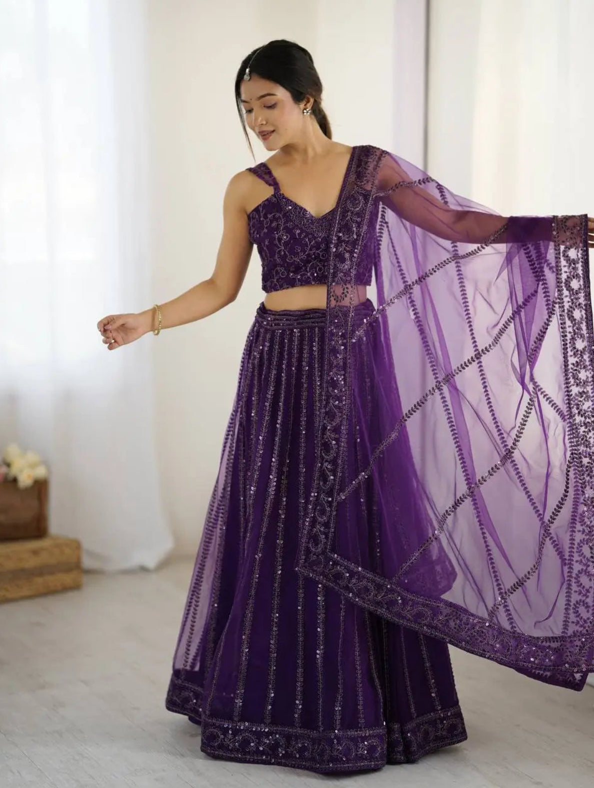Eleganter rosa-grauer Braut-Lehenga mit Zarkan-Stickerei und Pailletten