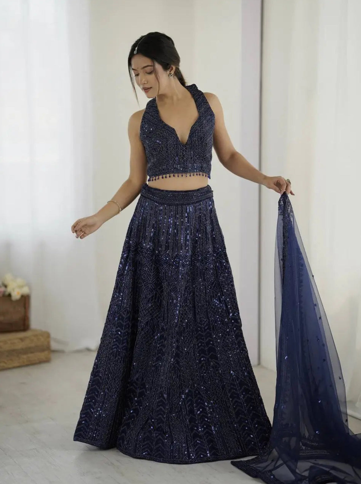 Eleganter rosa-grauer Braut-Lehenga mit Zarkan-Stickerei und Pailletten