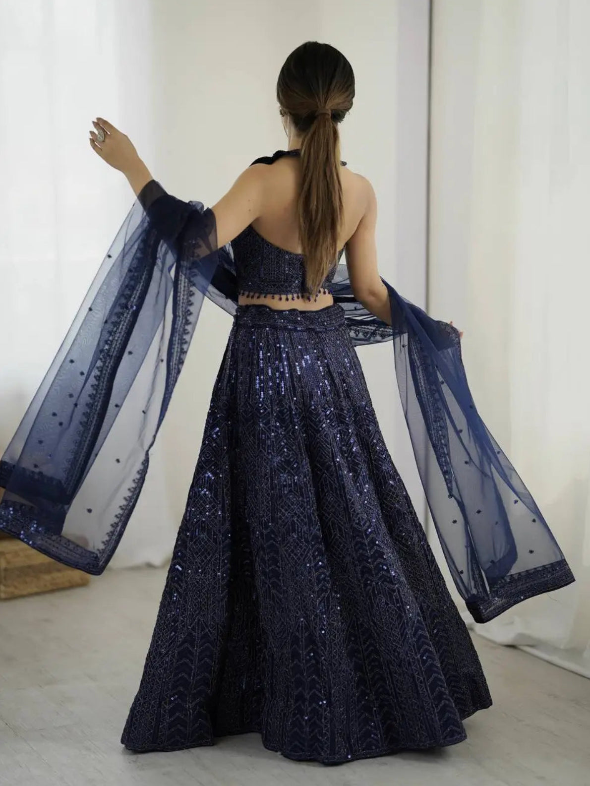 Eleganter rosa-grauer Braut-Lehenga mit Zarkan-Stickerei und Pailletten