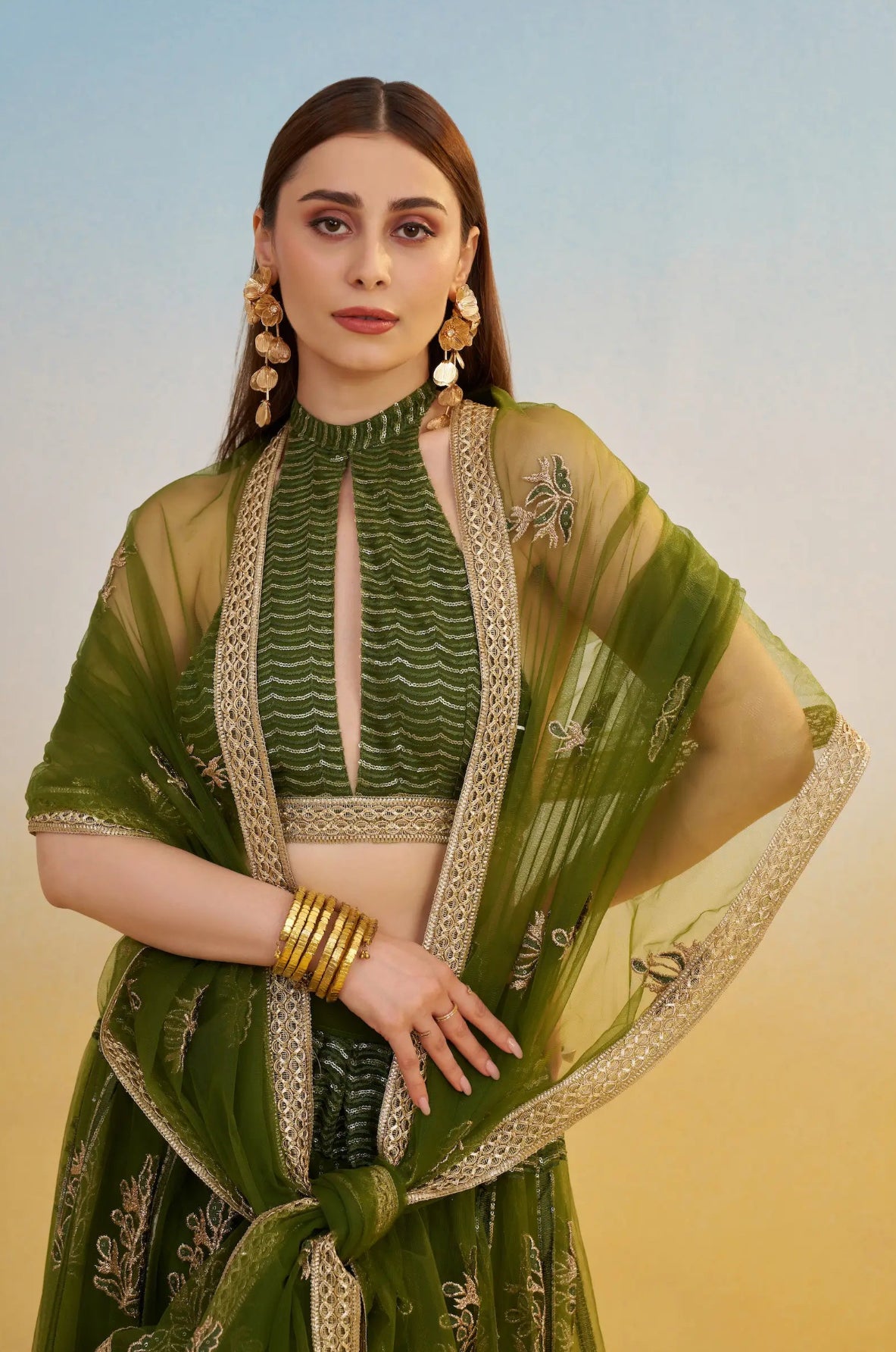 Eleganter rosa-grauer Braut-Lehenga mit Zarkan-Stickerei und Pailletten