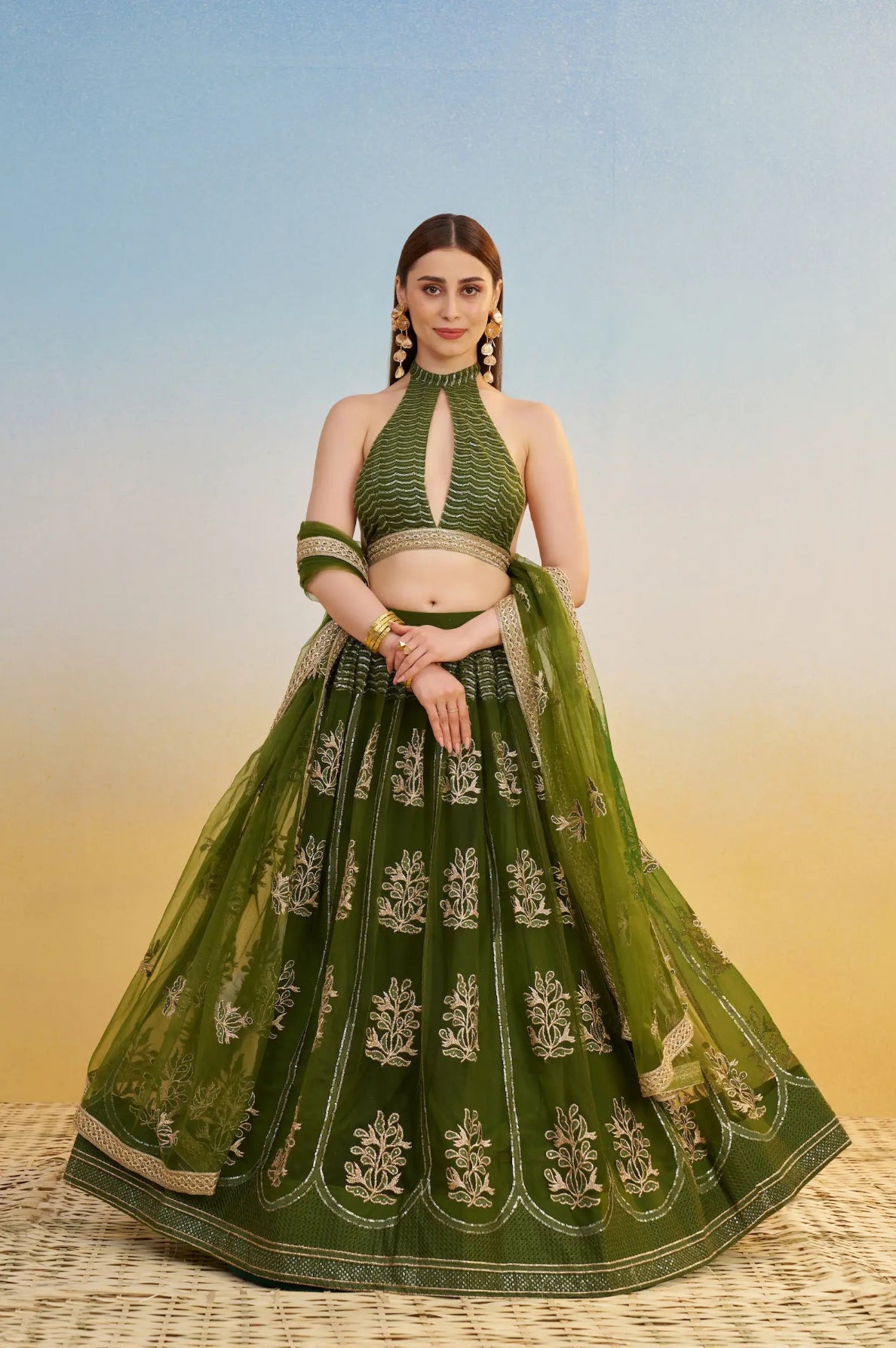 Eleganter rosa-grauer Braut-Lehenga mit Zarkan-Stickerei und Pailletten