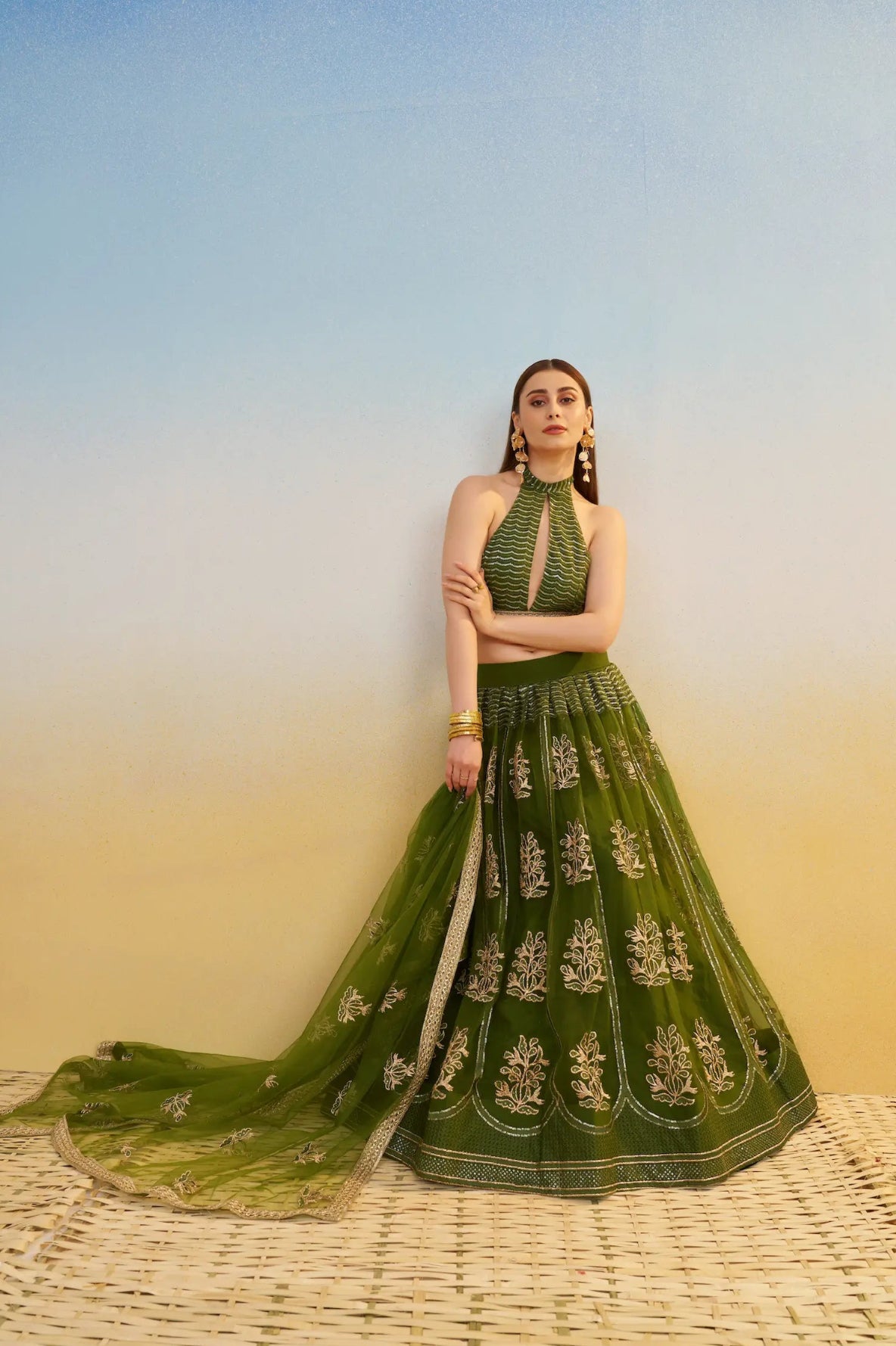 Eleganter rosa-grauer Braut-Lehenga mit Zarkan-Stickerei und Pailletten