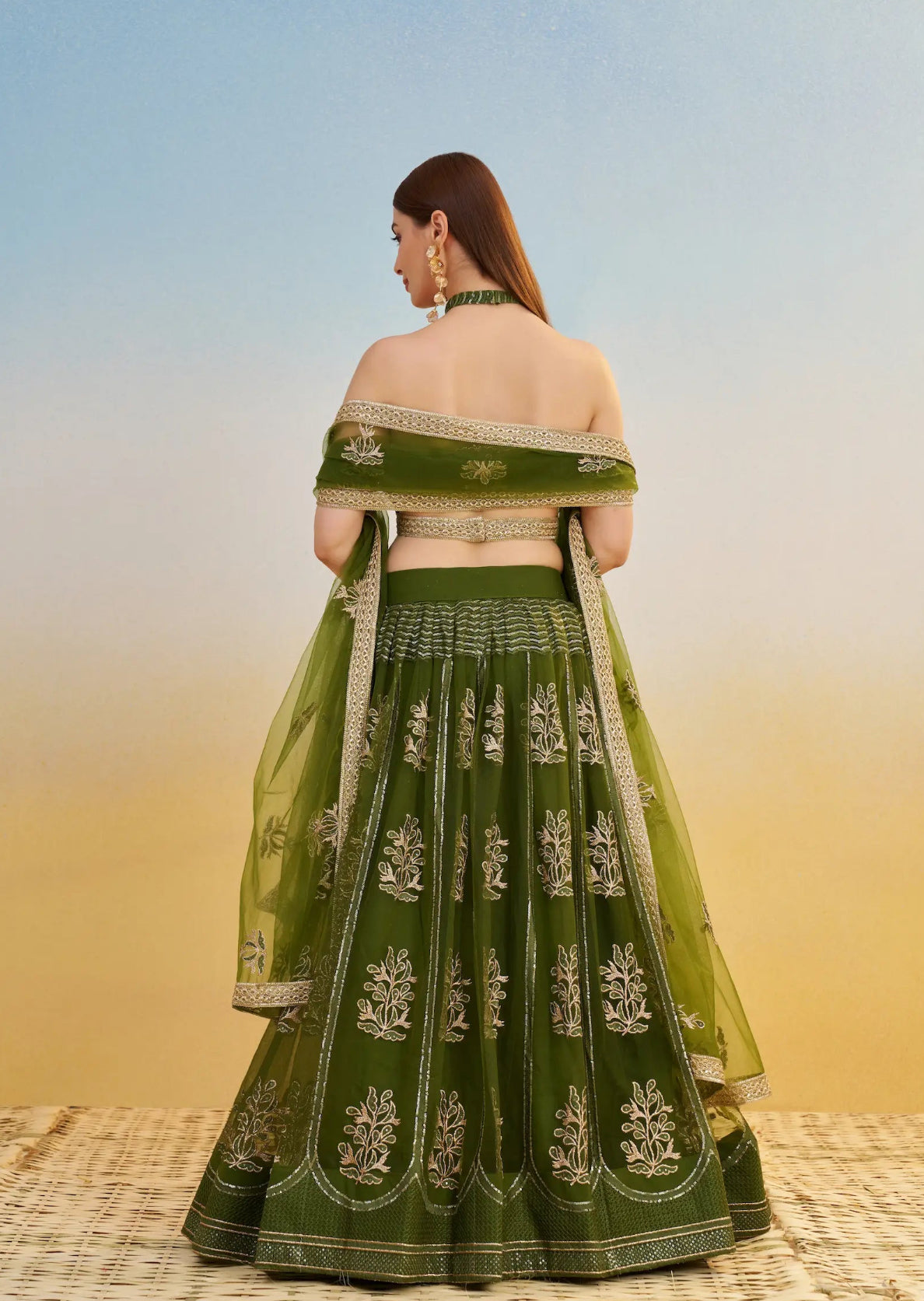 Eleganter rosa-grauer Braut-Lehenga mit Zarkan-Stickerei und Pailletten