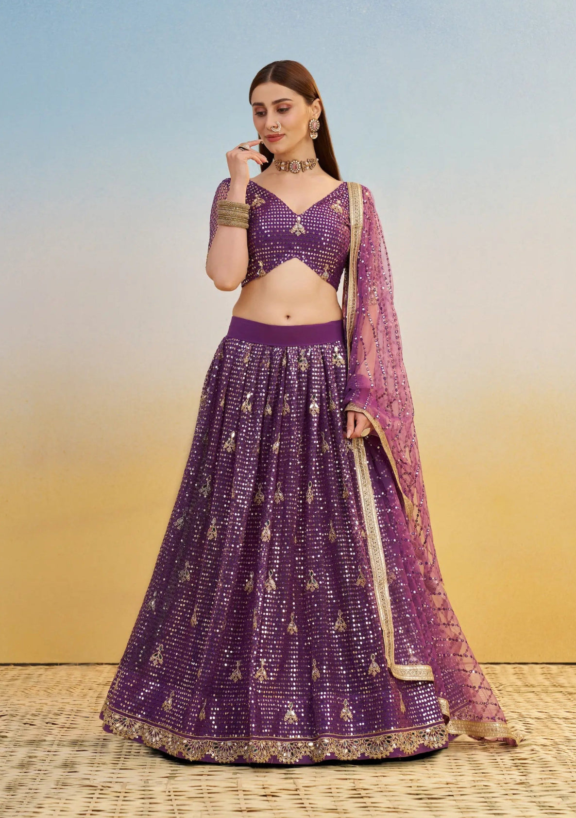 Eleganter rosa-grauer Braut-Lehenga mit Zarkan-Stickerei und Pailletten