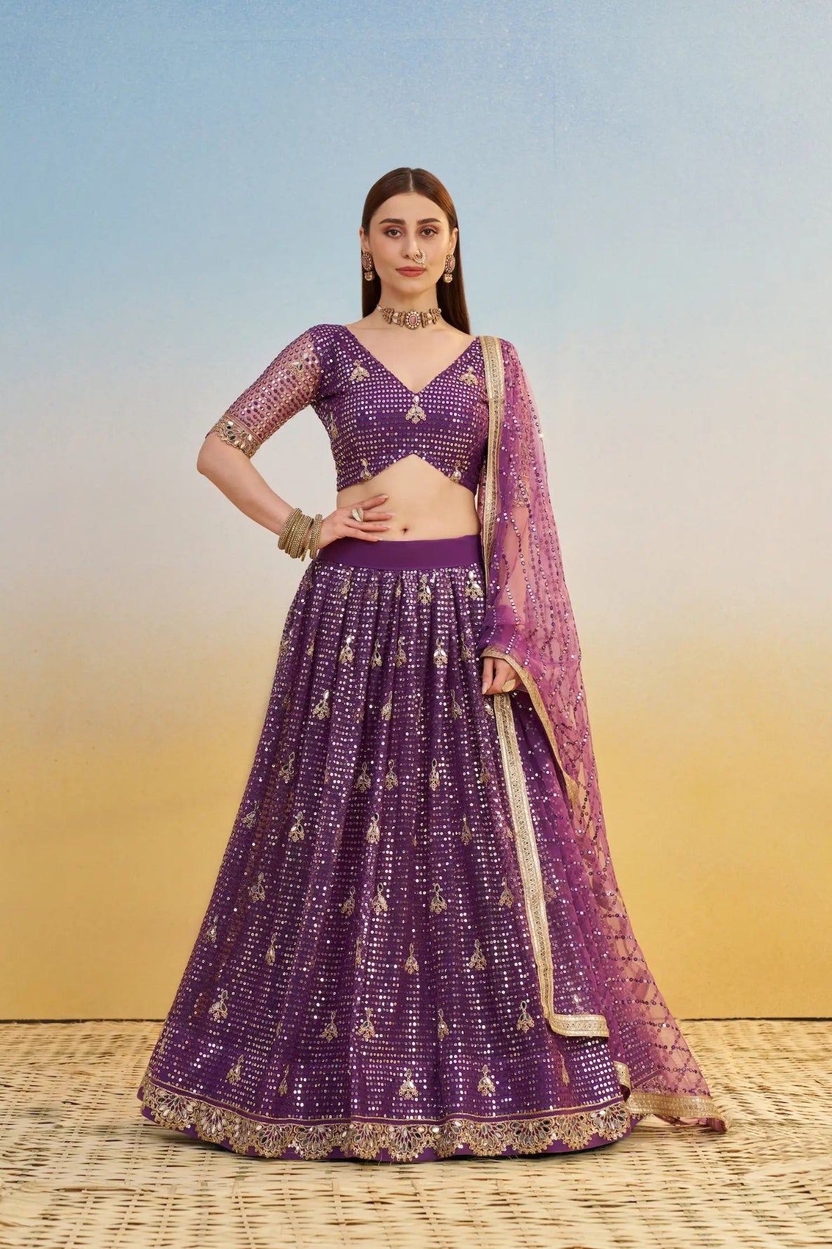 Eleganter rosa-grauer Braut-Lehenga mit Zarkan-Stickerei und Pailletten