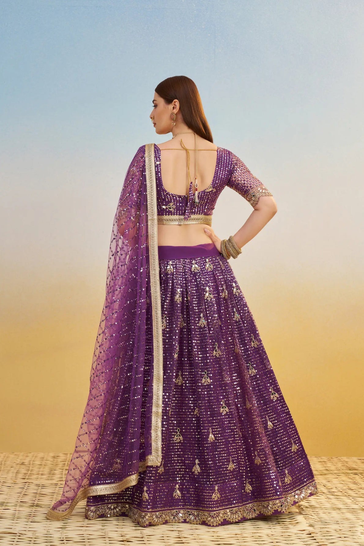 Eleganter rosa-grauer Braut-Lehenga mit Zarkan-Stickerei und Pailletten