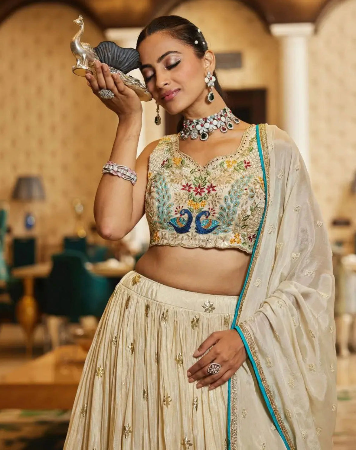 Eleganter rosa-grauer Braut-Lehenga mit Zarkan-Stickerei und Pailletten