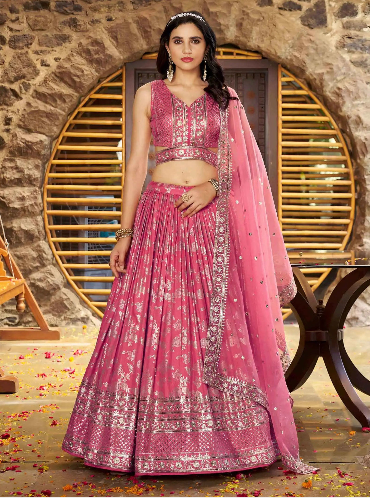 Lehenga Designer rose clair en jacquard avec broderie en fil Zari et sequins