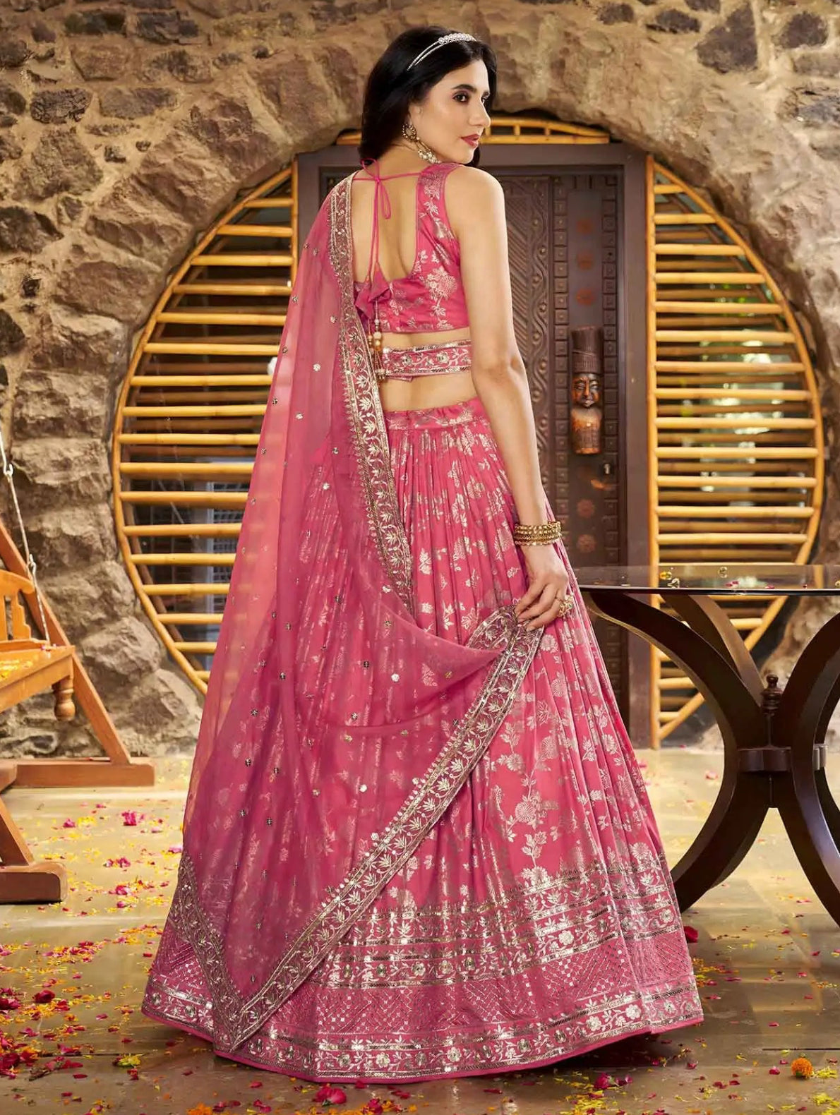 Lehenga Designer rose clair en jacquard avec broderie en fil Zari et sequins