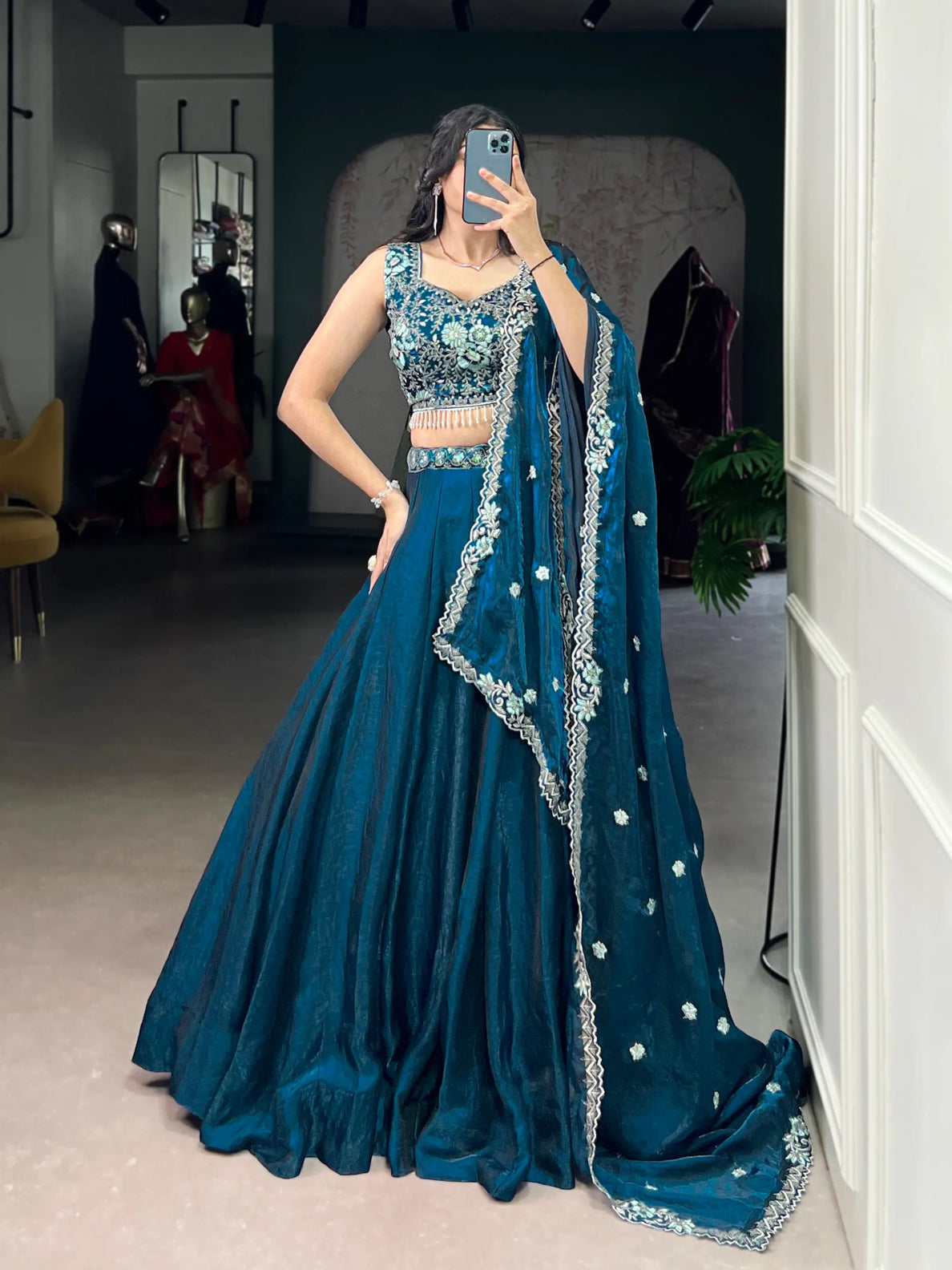 Eleganter rosa-grauer Braut-Lehenga mit Zarkan-Stickerei und Pailletten