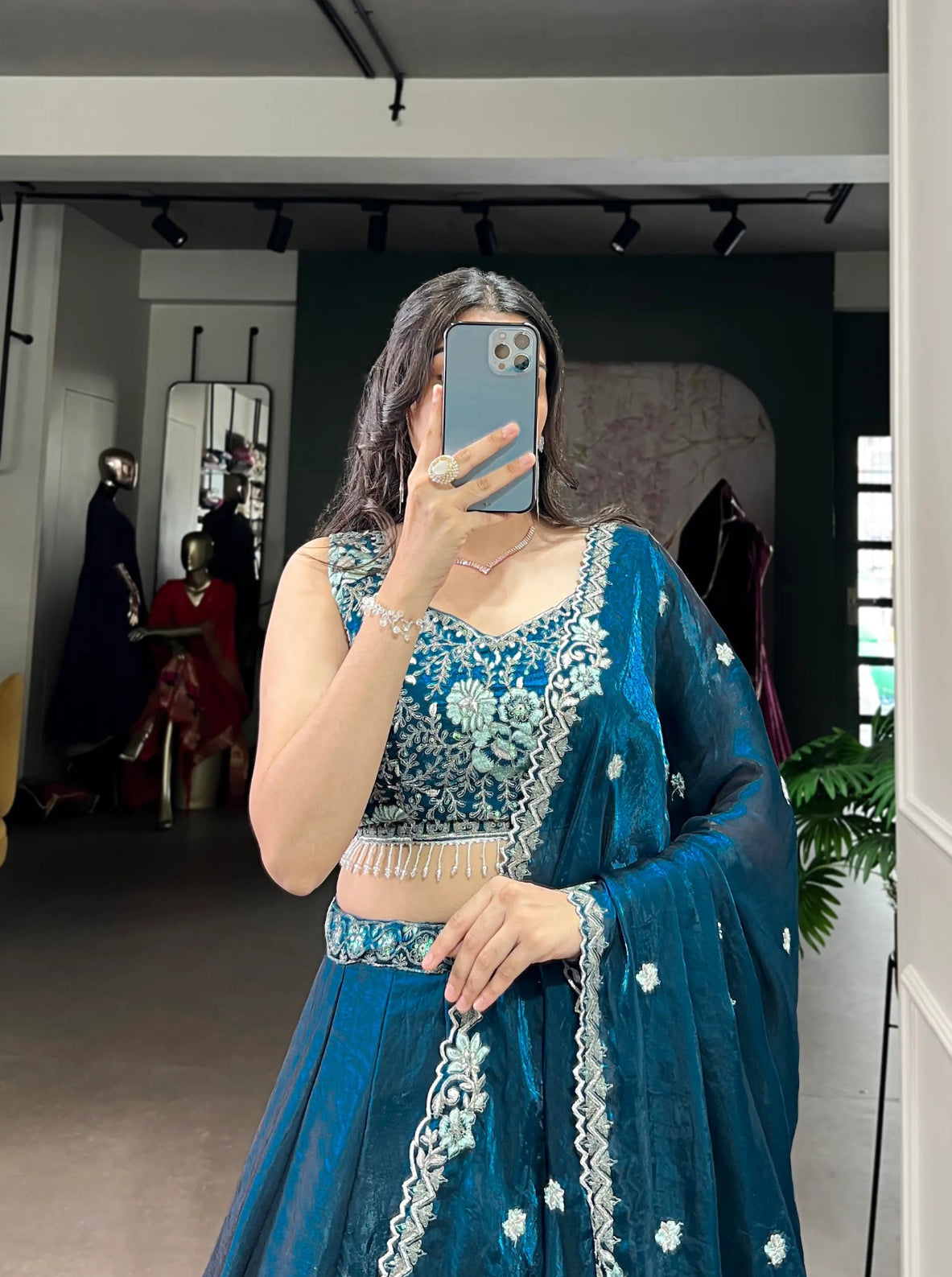 Eleganter rosa-grauer Braut-Lehenga mit Zarkan-Stickerei und Pailletten