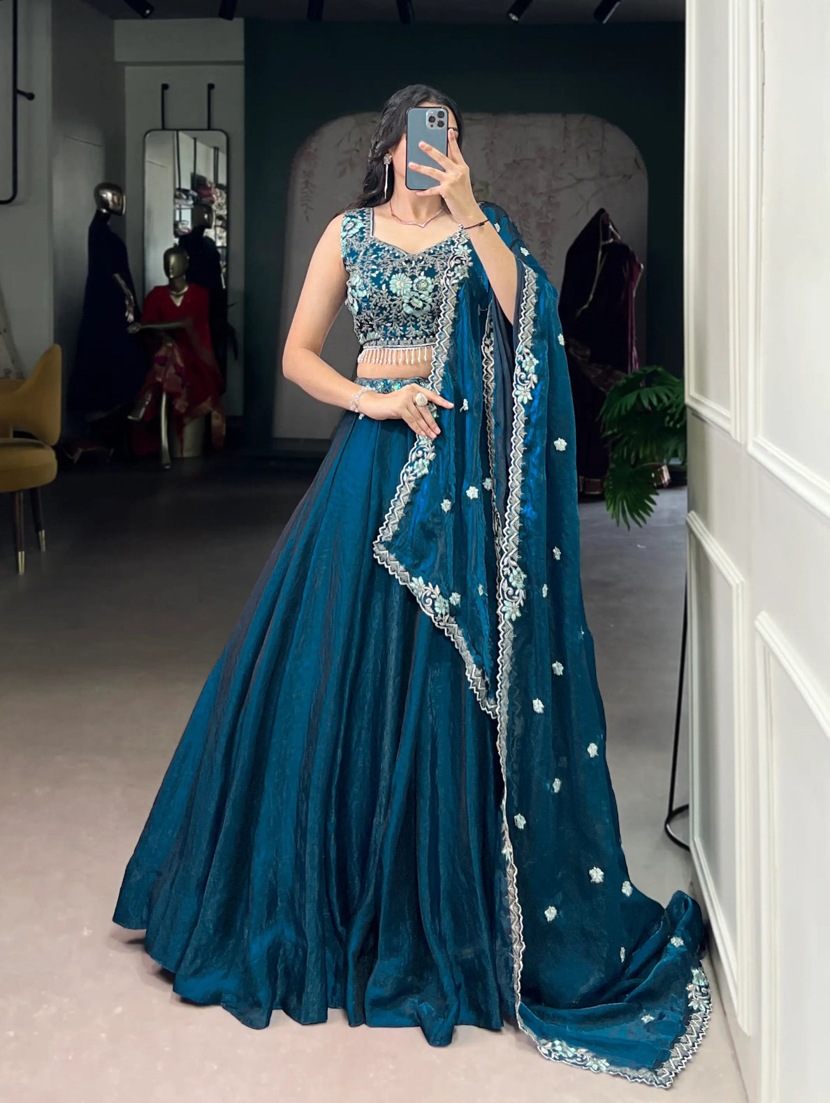 Eleganter rosa-grauer Braut-Lehenga mit Zarkan-Stickerei und Pailletten