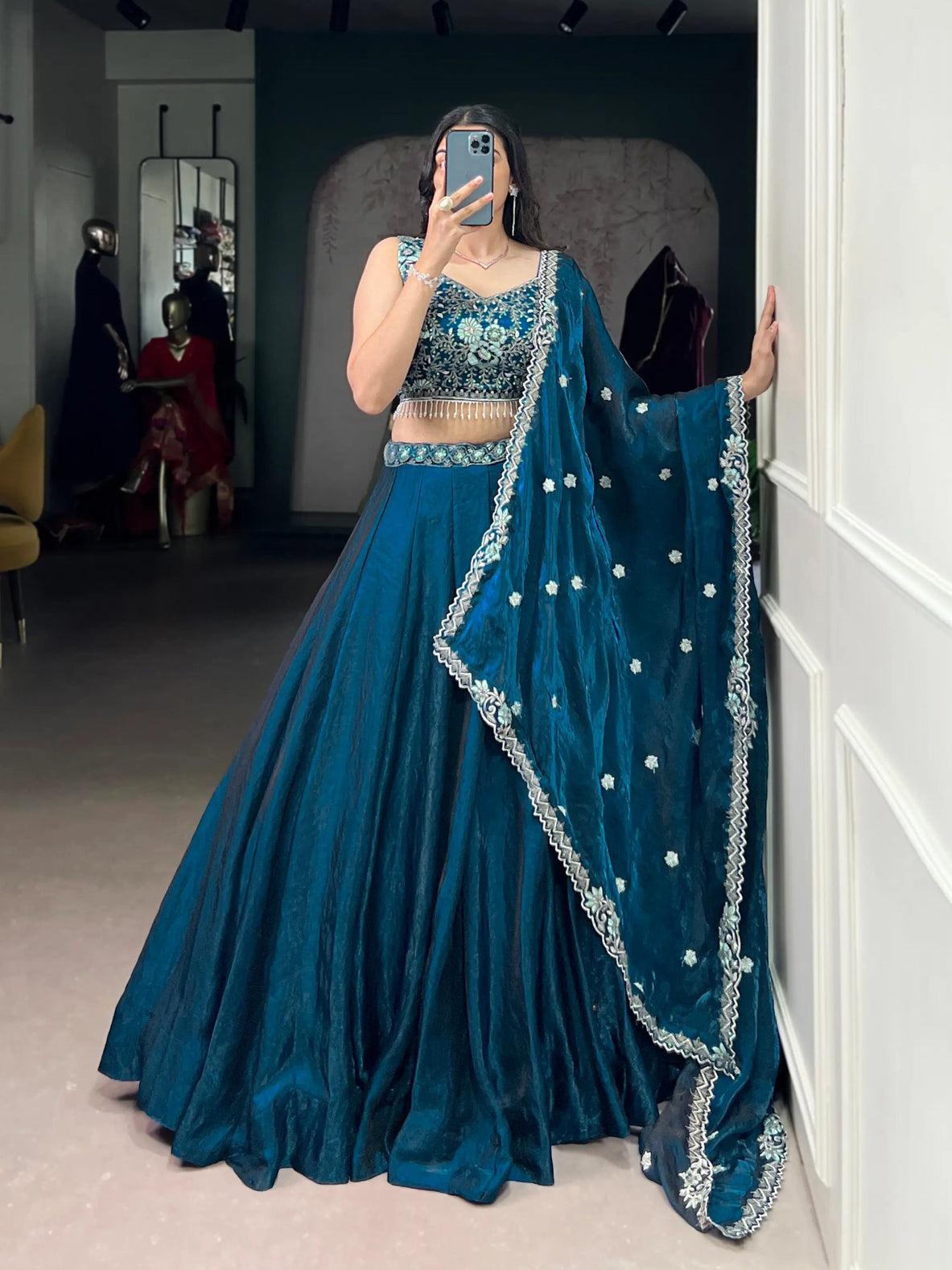 Eleganter rosa-grauer Braut-Lehenga mit Zarkan-Stickerei und Pailletten