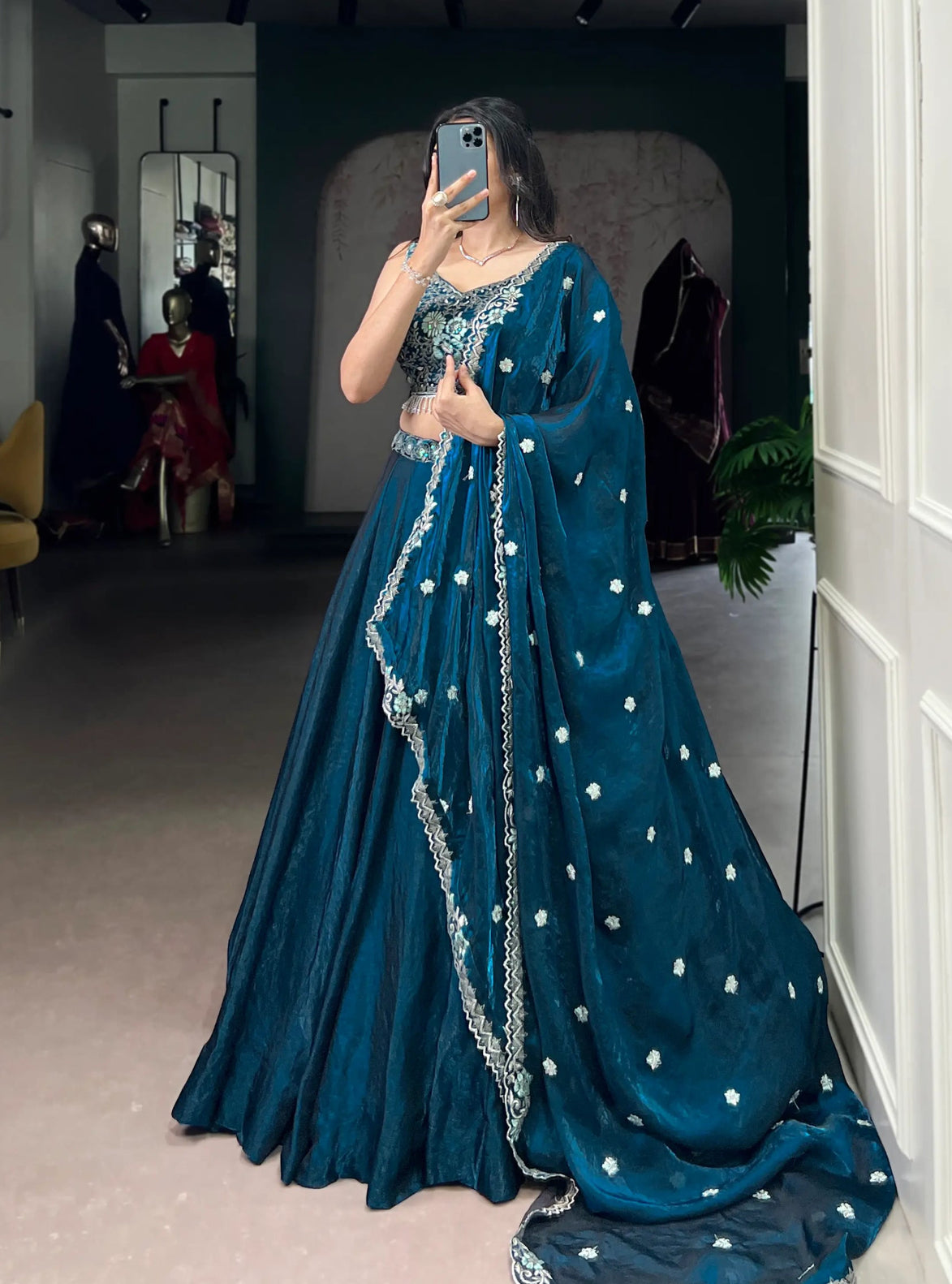 Eleganter rosa-grauer Braut-Lehenga mit Zarkan-Stickerei und Pailletten