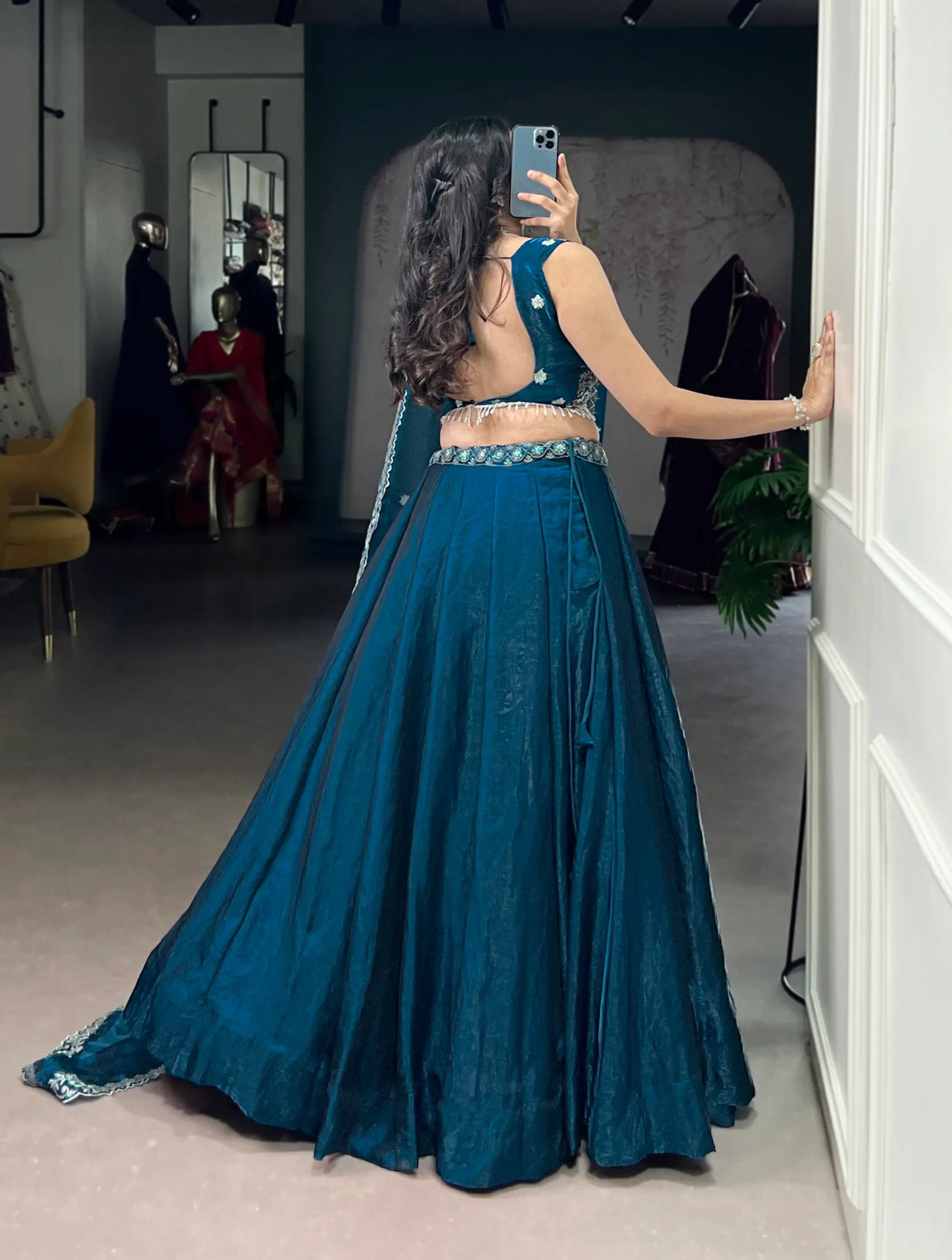 Eleganter rosa-grauer Braut-Lehenga mit Zarkan-Stickerei und Pailletten