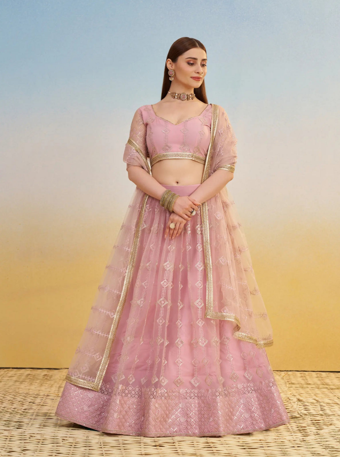 Lehenga Rose Clair en tulle avec broderies et sequins brillants festif COLLECTION LARA