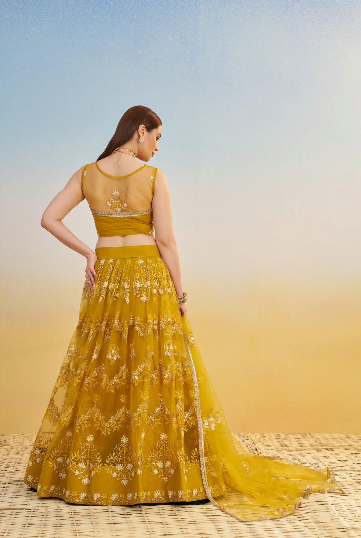 Lehenga Jaune Clair en tulle avec broderies et sequins brillants festif COLLECTION LARA