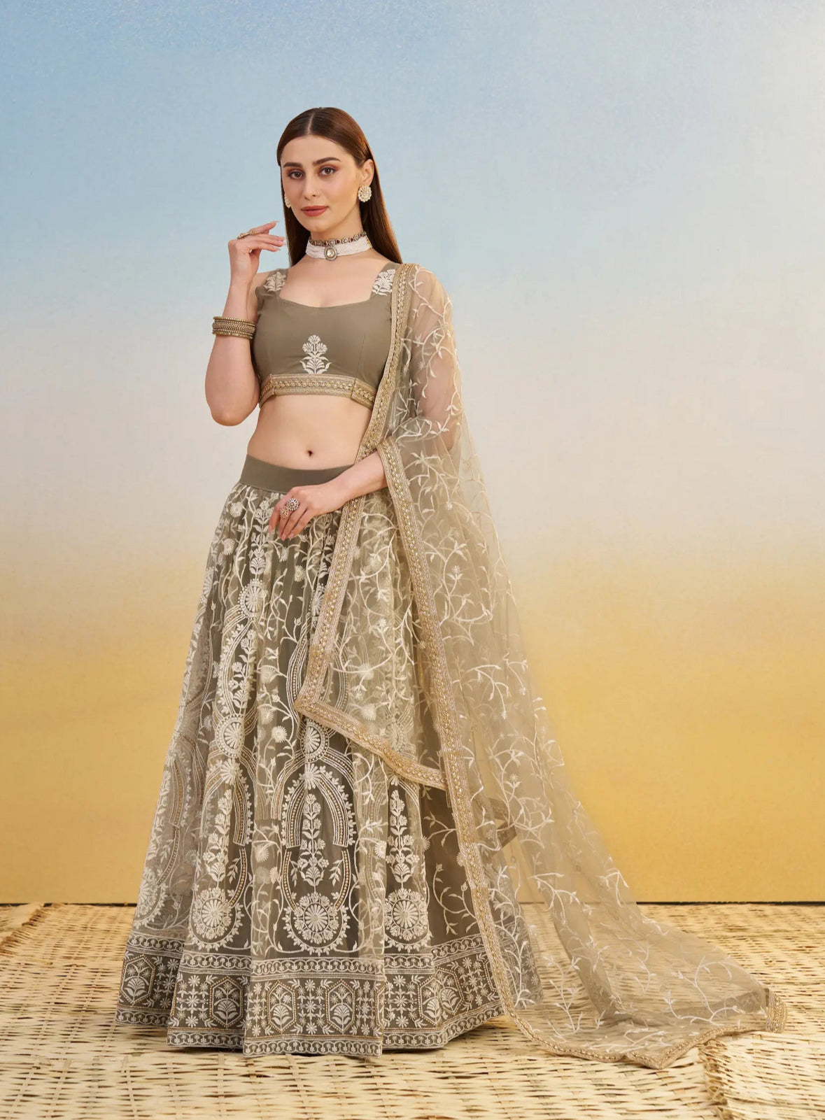 Lehenga Beige Taupe et clair en tulle avec broderies et sequins brillants festif COLLECTION LARA