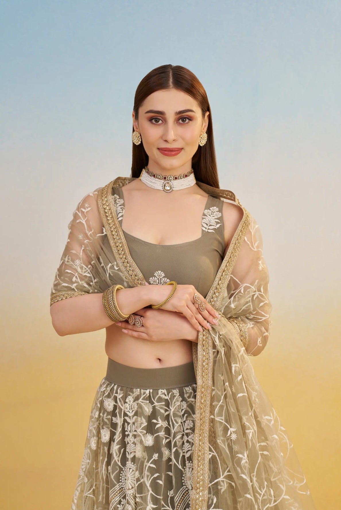 Lehenga Beige Taupe et clair en tulle avec broderies et sequins brillants festif COLLECTION LARA