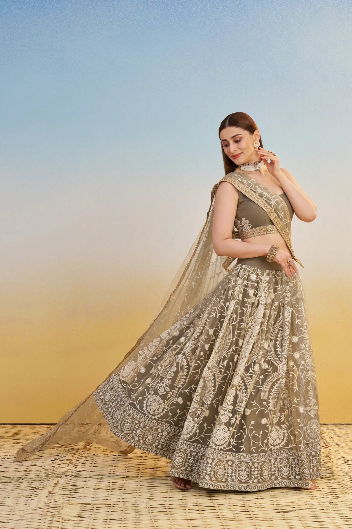 Lehenga Beige Taupe et clair en tulle avec broderies et sequins brillants festif COLLECTION LARA