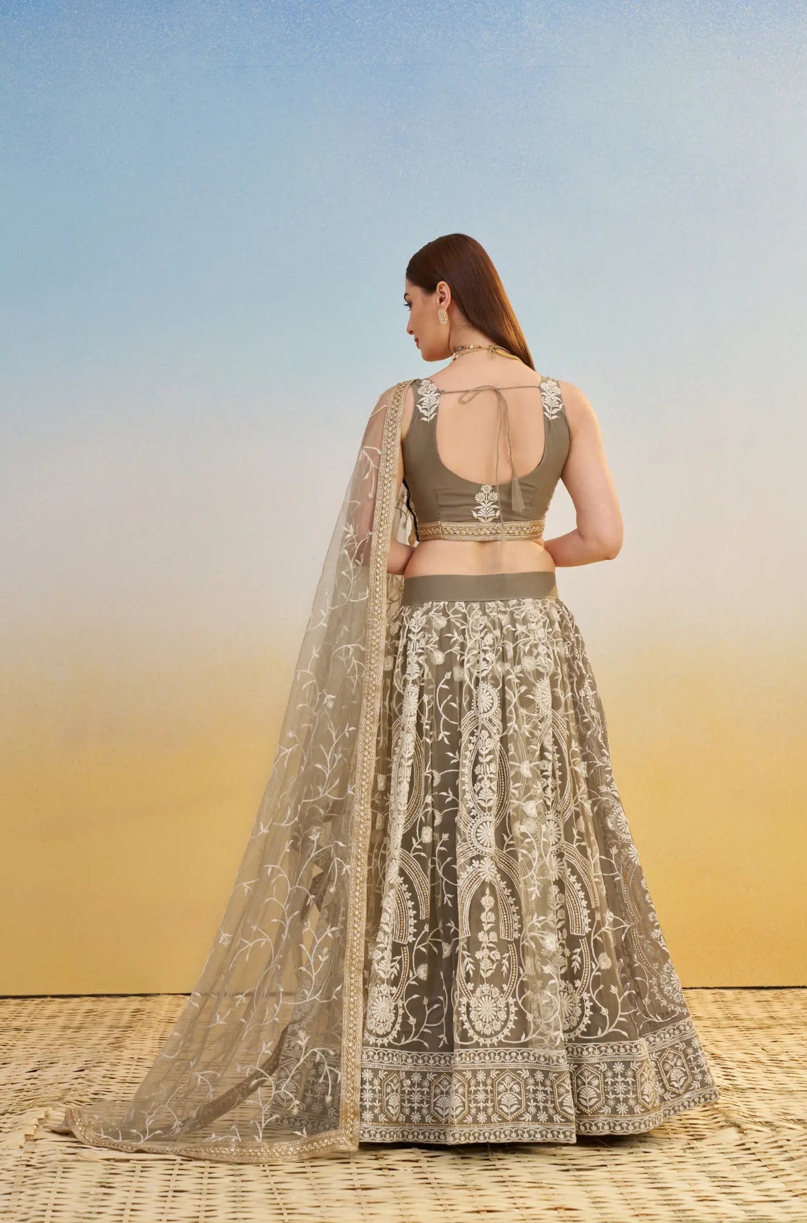 Lehenga Beige Taupe et clair en tulle avec broderies et sequins brillants festif COLLECTION LARA
