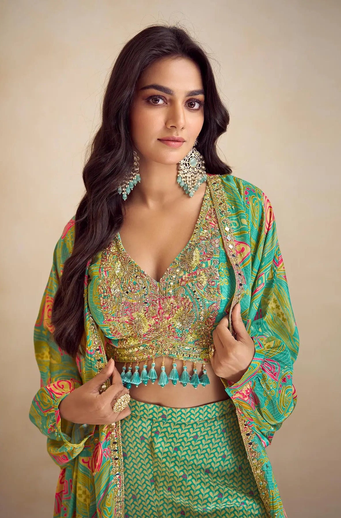 Ensemble Indo-Occidental avec Shrug en Soie Chinon Vert Aqua Multicolore avec Imprimés, Broderies et Finitions Artisanales COLLECTION SAYANI